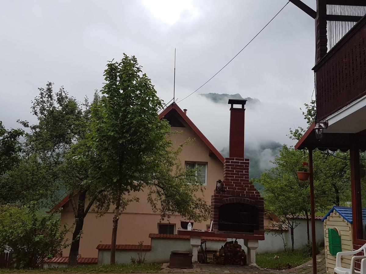 Villa Casa Colt De Rai Brezoi Exterior foto